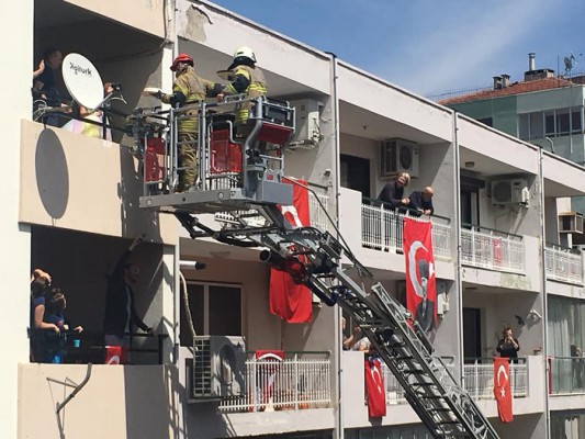 İtfaiye aracıyla küçük kıza doğum günü sürprizi