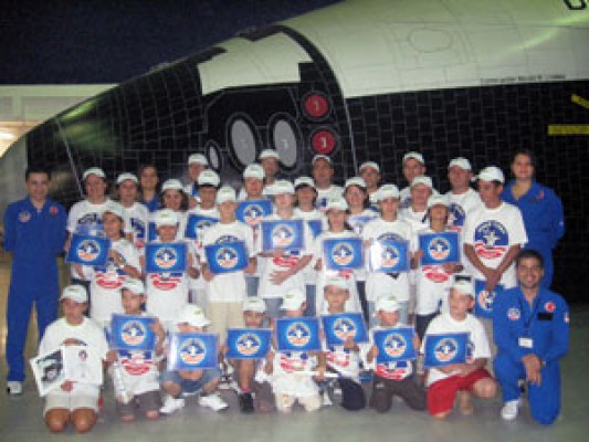 Kipa'nın 2007 Uzay Kampı mezunlarına sertifika