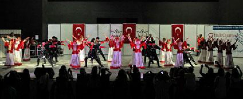 17 ekip, 360 dansçı, 10 yörenin oyunlarını sergiledi