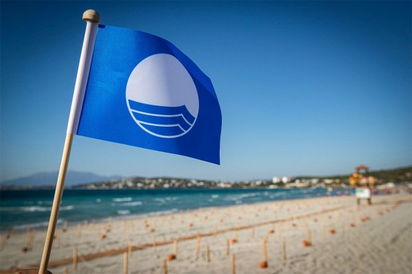 İzmir’de 41 halk plajının 40’ında Mavi Bayrak var