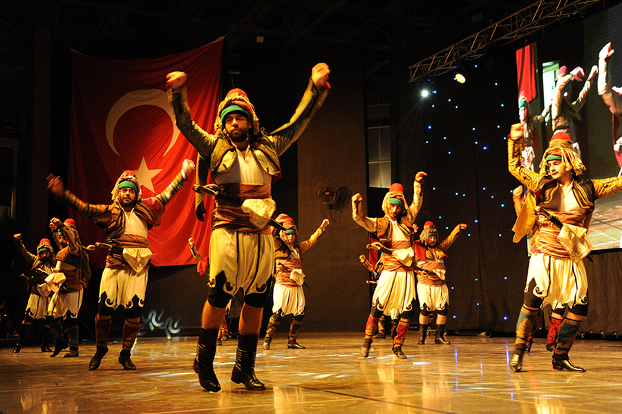 Balçova Belediyesi'nin halk dansları ekibine uluslararası ödül