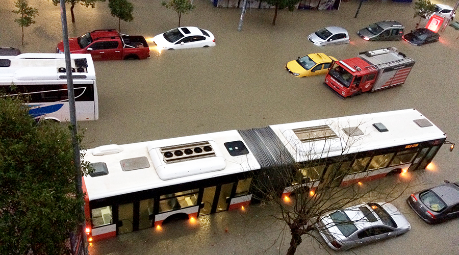 Şiddetli yağış İzmir'de yaşamı alt üst etti