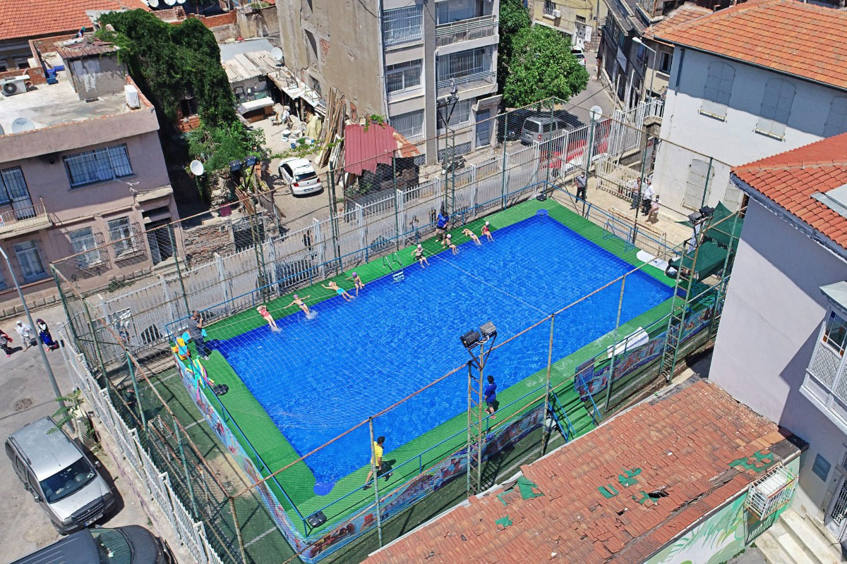 Büyükşehir'den üç mahalleye portatif havuz