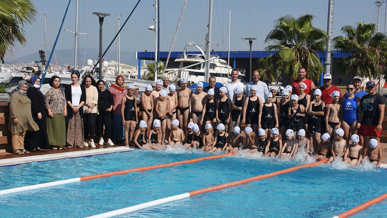 Marina İzmir'de çocuklara yüzme eğitimi