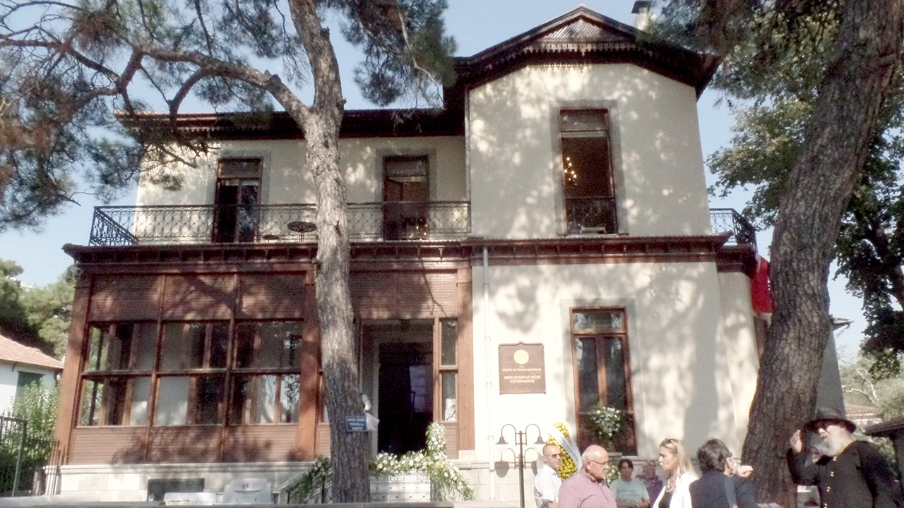 İzmir'in ilk edebiyat müze kütüphanesi açıldı