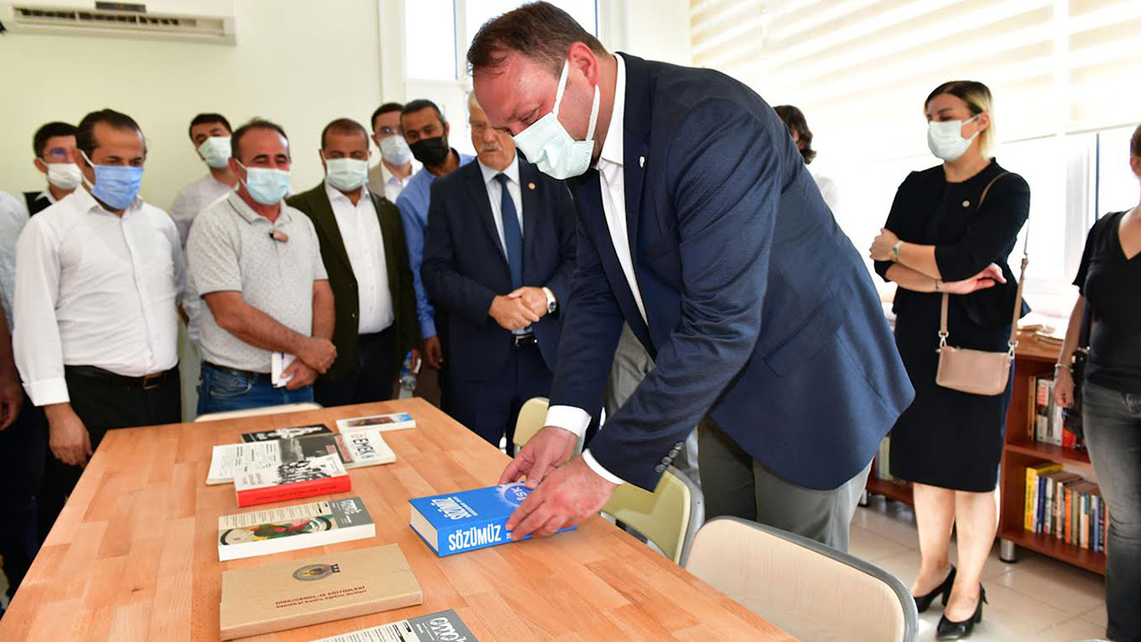 Çiğli Belediyesi şantiyesinde "işçi kitaplığı" açıldı