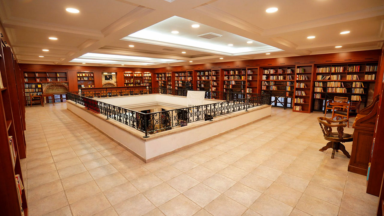 Ayvalık'ta Bekir Coşkun Kütüphanesi açıldı