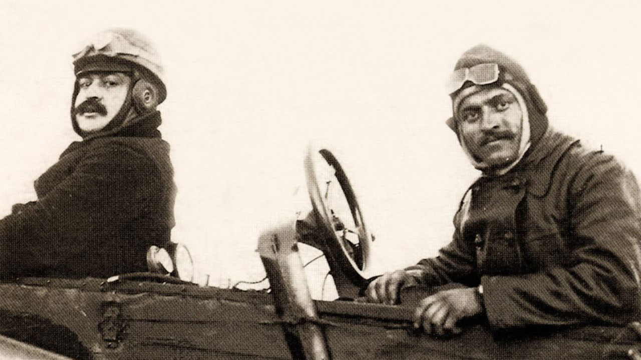 Hava şehitlerimizi rahmetle, saygıyla anıyoruz
