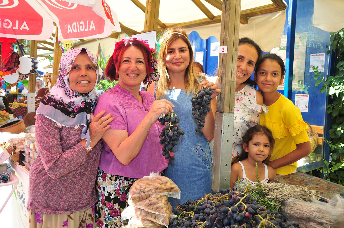 Karaburun Kösedere'de üzüm şenliği