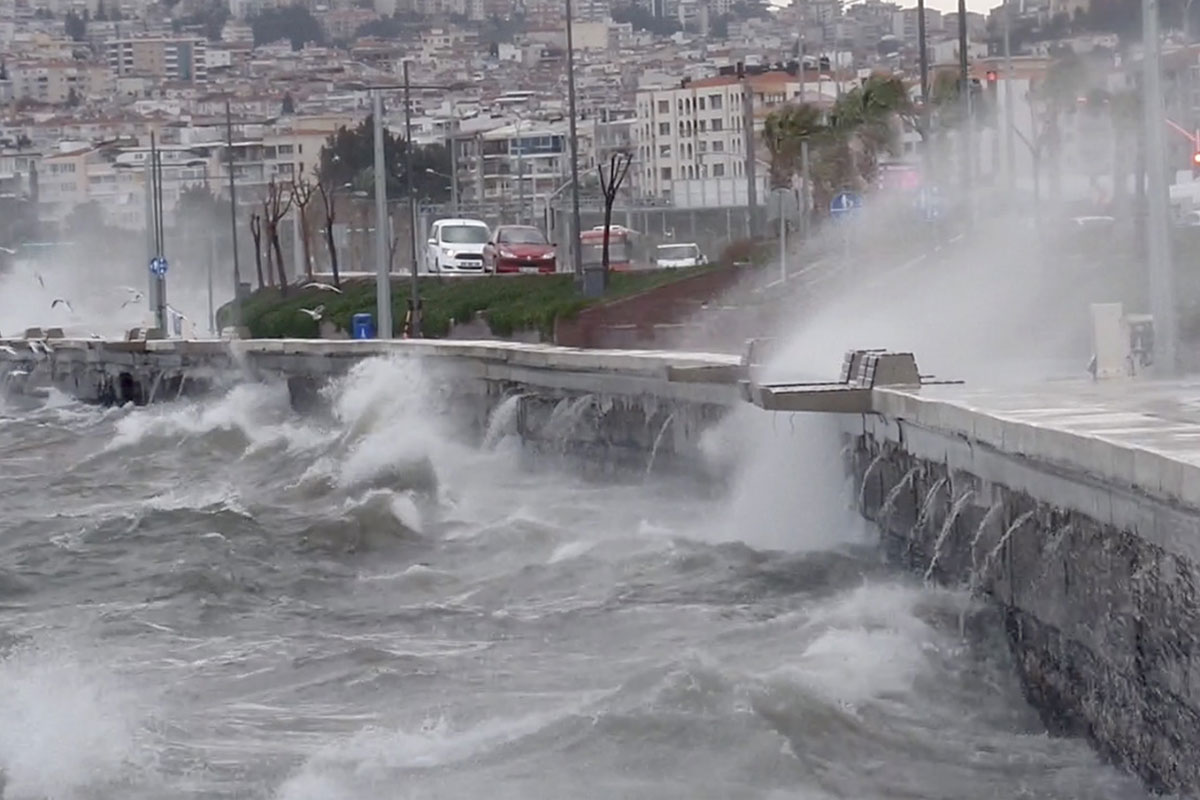 Meteorolojiden kuvvetli yağış ve fırtına uyarısı