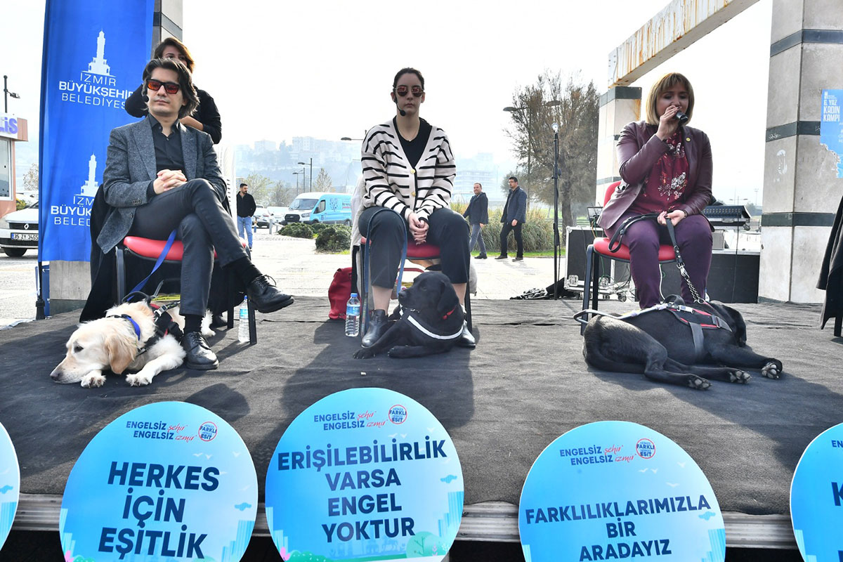 İzmir'de toplu ulaşımda "rehber köpekler" sahibine yol gösterecek