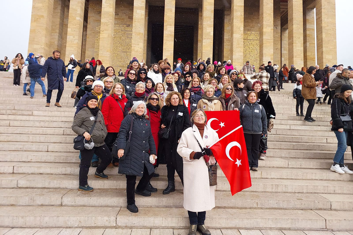 İzmir Kız Lisesi mezunları Anıtkabir'de buluştu