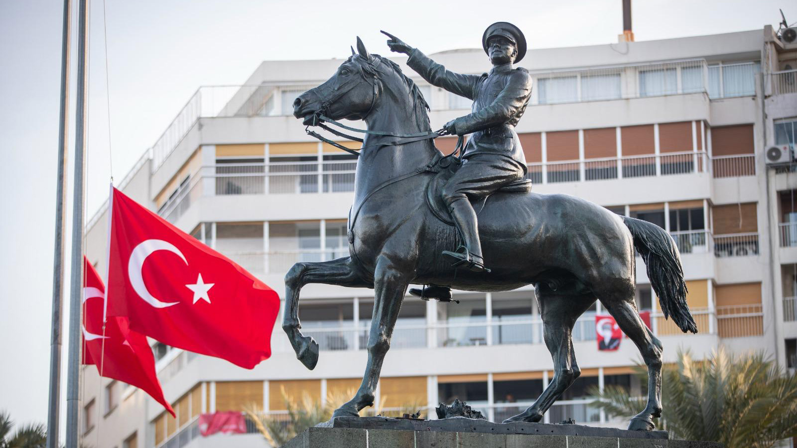 Atatürk minnetle, özlemle ve saygıyla anıldı. 