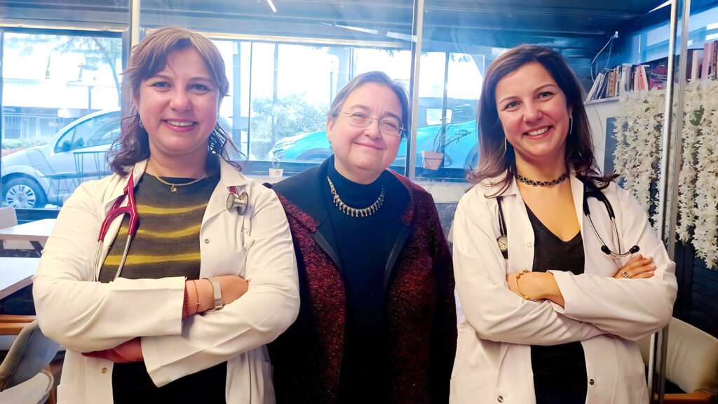 Doktor ikiz kız kardeşler şifa dağıtıyor