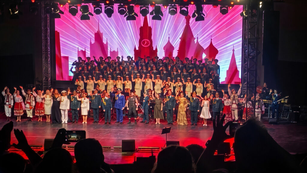 İzmir’den Aleksandrov Rus Kızıl Ordu Korosu geçti