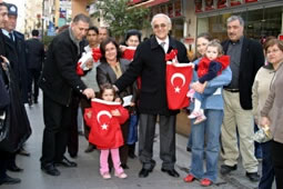 Muzaffer Tunçağ, Türk Bayrağı dağıttı