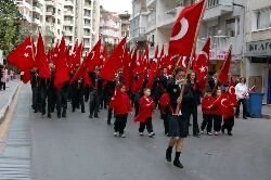 İTK öğrencileri Türk Bayrakları ile yürüdü