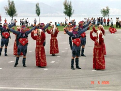 Karşıyaka’dan Yunanistan’a zeybek gösterisi