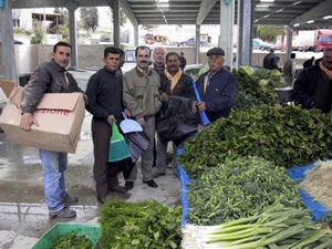 Urlalı pazarcılara faraş ve süpürge