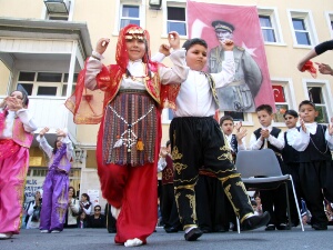 Çocuklar, bayramlarını kutluyor