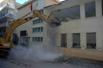 Karşıyaka Belediyesi tehlikeli okul binasını yıkıyor