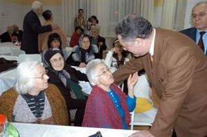 Aydoğan huzurevinde kalan yaşlıları ziyaret etti