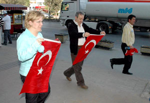 Çiğli Belediyesi vatandaşlara Türk Bayrağı dağıttı