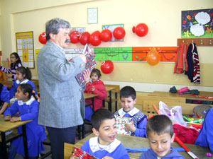 Dikili Belediyesi çocukları 2 bin kitapla sevindirdi