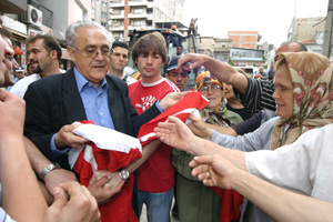 Bayrak dağıtımında izdiham yaşandı