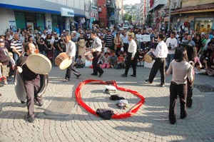 Sokakta Tiyatro Şenliği başladı