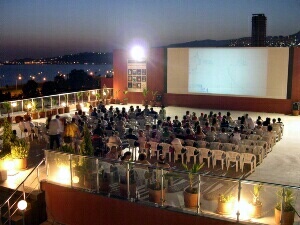 Tepekule Açıkhava Sineması'nda ücretsiz film gösterimi sürüyor