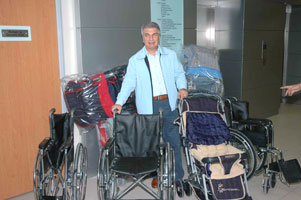 Engelli on çocuğa tekerlekli sandalye