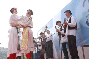 İzmirliler Balkan halk dansları gösterilerini izledi