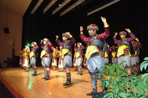 Ege Halk Dansları topluluğundan gösteri 
