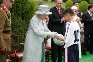 Minik Bekir takımının ödülünü Kraliçe’den aldı 