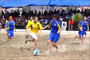 Foça, Bayanlar Plaj Futbolu’na ev sahipliği yapıyor 