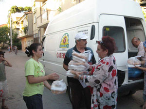 Sevgi Çemberi Kulübü, Şemikler’de iftar paketi dağıttı 