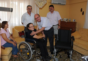 İzelman işçilerinden engelli vatandaşlara akülü sandalye hediyesi 