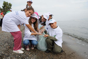 Öğrenciler İnciraltı sahilinde kıyı temizliği yaptı 