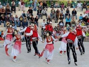 Balkan dansçılar İzmirlileri coşturdu