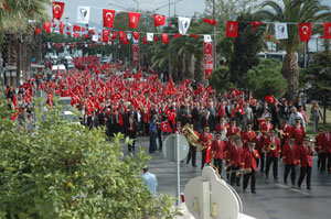 Karşıyaka’da Cumhuriyet yürüyüşü 