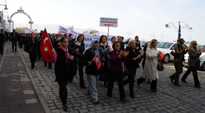 Kadınlar “şiddete hayır” yürüyüşünde buluştu