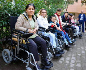 Büyükşehir’den 45 engelliye akülü sandalye hediyesi 