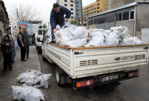 Budanan ağaçların parçaları yakacak olarak dağıtılıyor