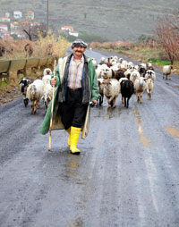 İZBETON’dan köylere yeni yollar