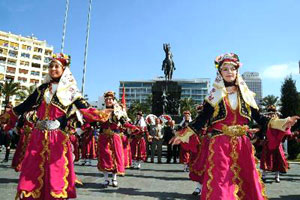 Balkanlılar Halk Dansları Festivali sürüyor