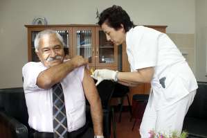 DEÜ Hastanesi çalışanlarına H1N1 aşısı