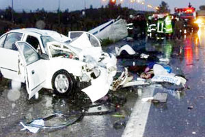 Minibüs otomobillerle çarpıştı: 7 ölü, 14 yaralı