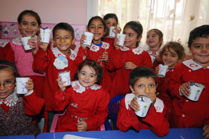 Büyükşehir okullarda süt dağıtımını sürdürüyor