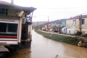 Sel felaketi yaşanan Balıkova'ya Kızılay eli